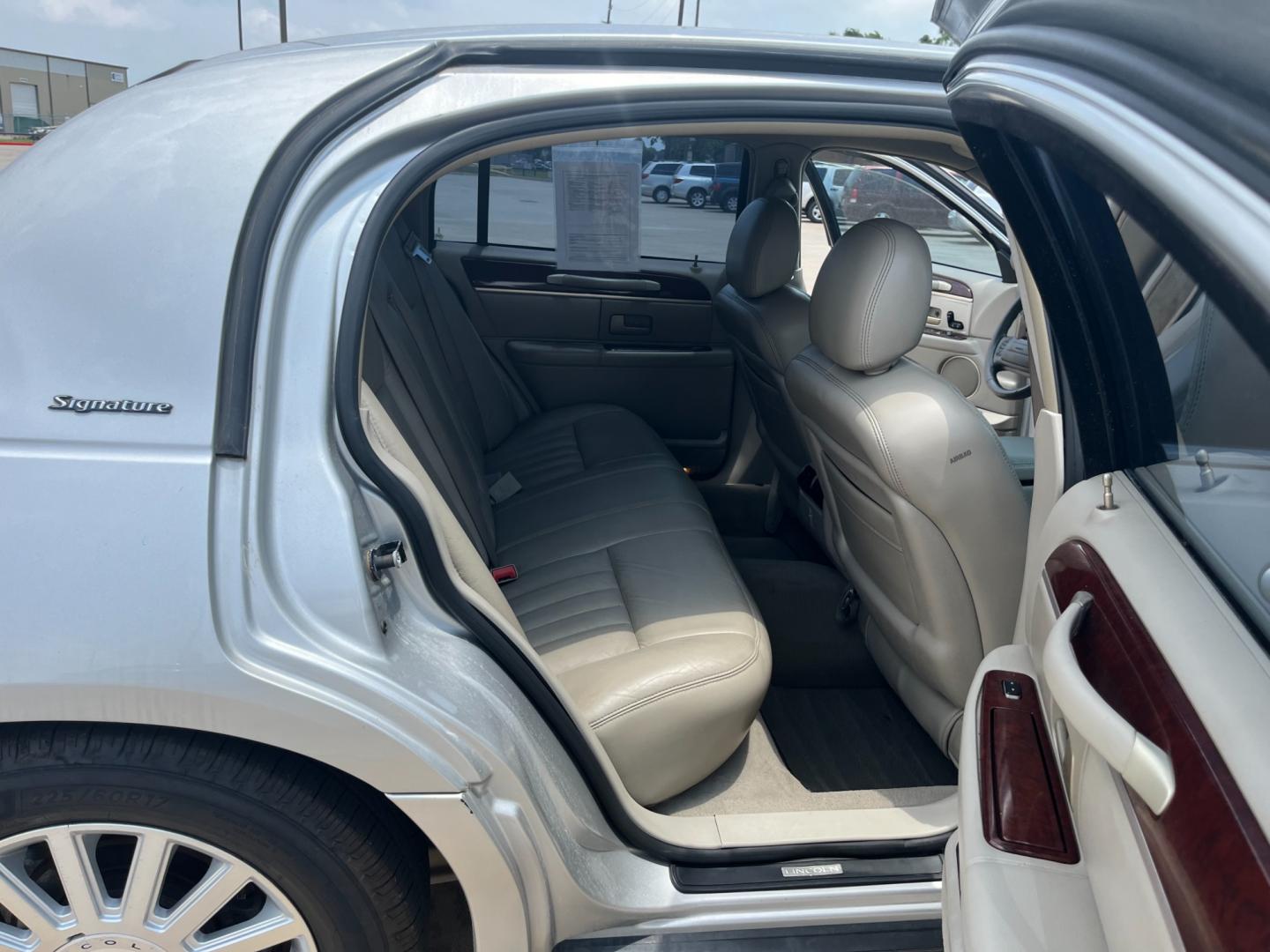 2004 SILVER /TAN Lincoln Town Car Signature (1LNHM81W54Y) with an 4.6L V8 SOHC 16V engine, 4-Speed Automatic Overdrive transmission, located at 14700 Tomball Parkway 249, Houston, TX, 77086, (281) 444-2200, 29.928619, -95.504074 - Photo#12